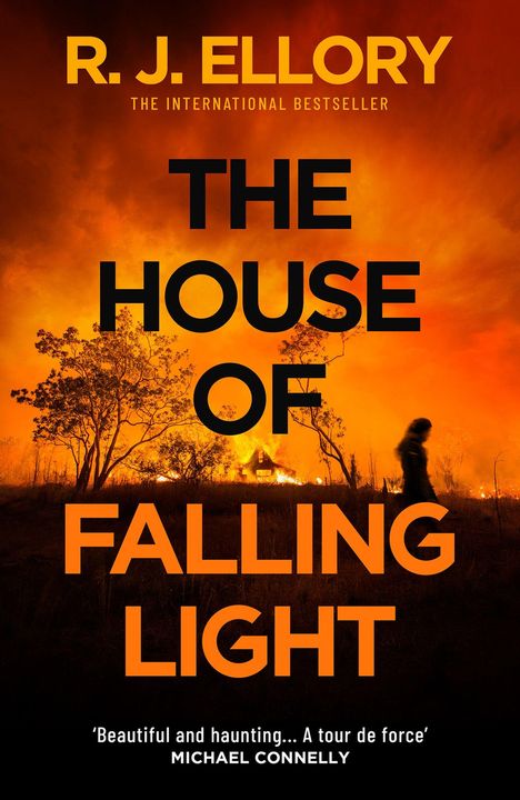 „R. J. Ellory - The House of Falling Light“ in großen Buchstaben. Im Hintergrund Bäume und Feuerschein.