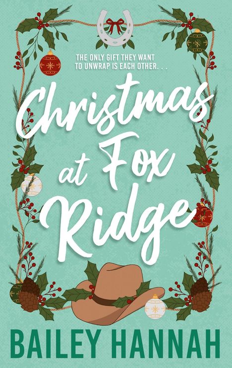 "THE ONLY GIFT THEY WANT TO UNWRAP IS EACH OTHER... Christmas at Fox Ridge. BAILEY HANNAH." Festlich dekoriert mit Zweigen und einem Cowboyhut.