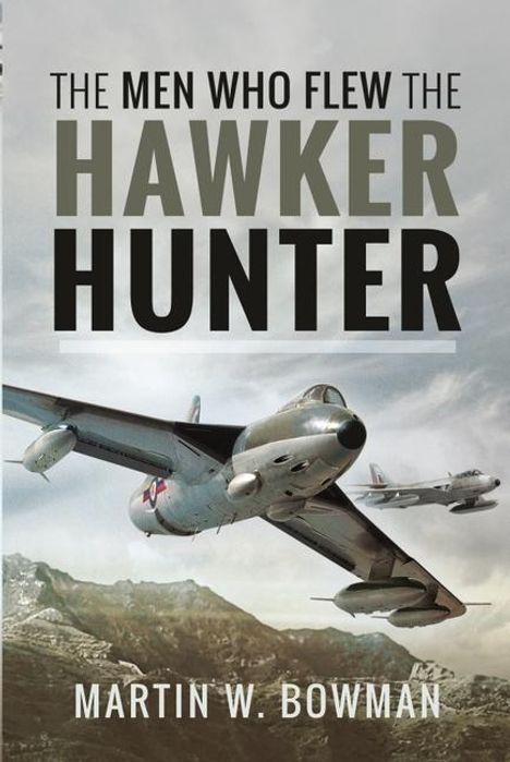 "The Men Who Flew the Hawker Hunter" von Martin W. Bowman. Ein Flugzeug fliegt über eine bergige Landschaft.