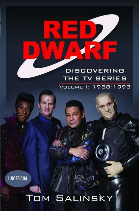 Titel: "RED DWARF: DISCOVERING THE TV SERIES Volume 1: 1988-1993" von Tom Salinsky. Vier Männer in Science-Fiction-Kostümen.