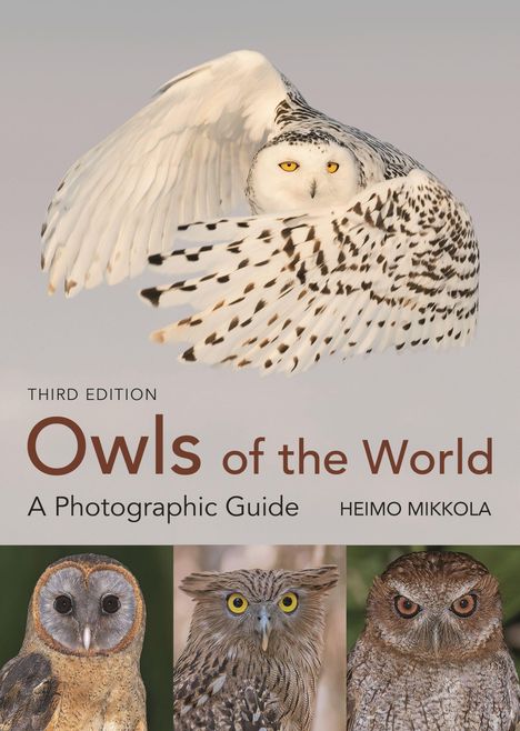 "THIRD EDITION Owls of the World A Photographic Guide HEIMO MIKKOLA." Großaufnahme einer Schneeeule im Flug, unten drei Eulenporträts.