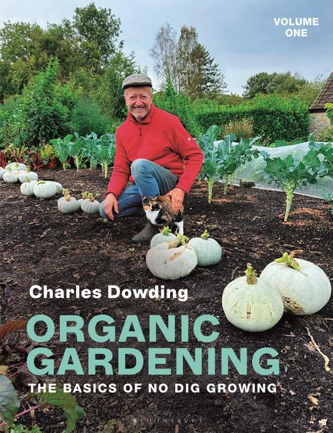 Text: Charles Dowding, Organic Gardening, The Basics of No Dig Growing, Volume One. Ein Mann kniet im Gemüsegarten.