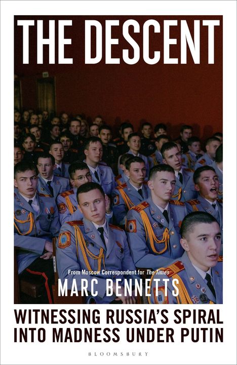 "The Descent" von Marc Bennetts. Untertitel: "Witnessing Russia's Spiral into Madness under Putin". Jugendliche in Uniformen.