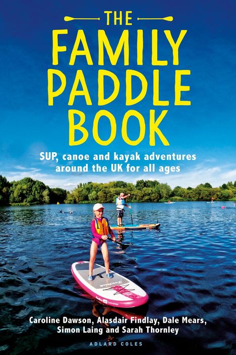 "The Family Paddle Book" beschreibt Abenteuer mit Kanu, Kajak und SUP in Großbritannien für alle Altersgruppen, Kinder im Vordergrund paddeln.