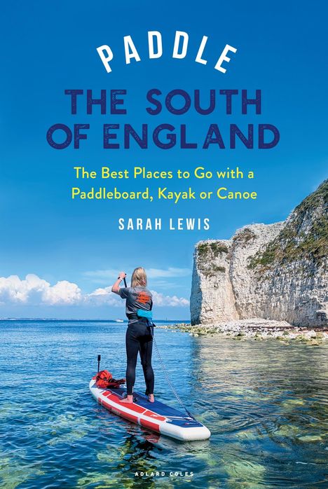 „Paddle The South of England“; Frau paddelt auf einem Standup-Paddleboard nahe weißer Klippe in klarem Wasser.