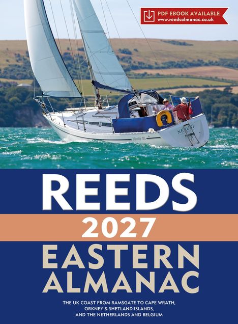 "REEDS 2027 EASTERN ALMANAC" steht auf einem Segelboot auf blauem Wasser mit Hügeln im Hintergrund.