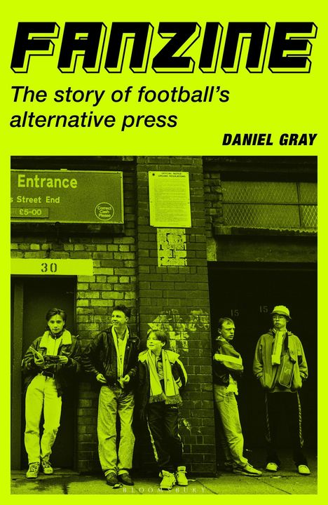 "FANZINE: The story of football's alternative press" von Daniel Gray. Fünf junge Menschen vor einer Backsteinwand.