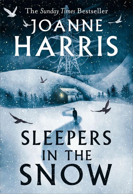 „The Sunday Times Bestseller Joanne Harris: Sleepers in the Snow“. Winterlandschaft mit Schneefall, Vögeln und Haus im Hintergrund.