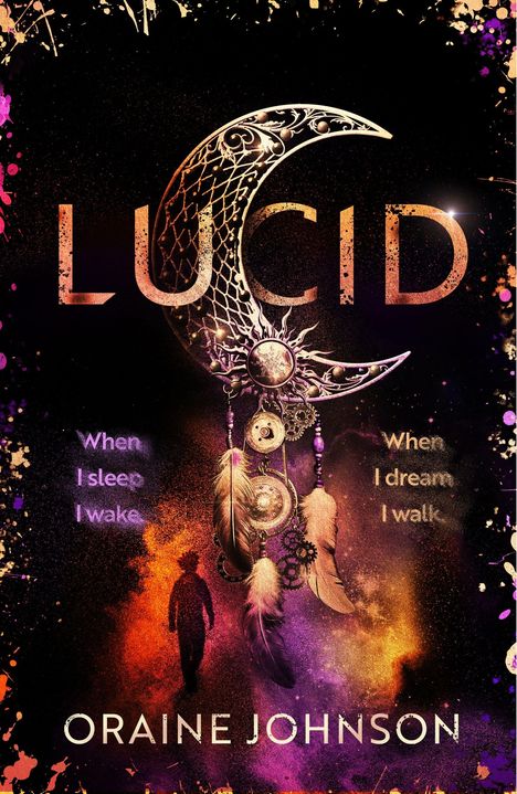 „When I sleep, I wake. When I dream, I walk.“ Oben der Text „LUCID“, unten „ORAINE JOHNSON“. Traumfänger mit Federn.