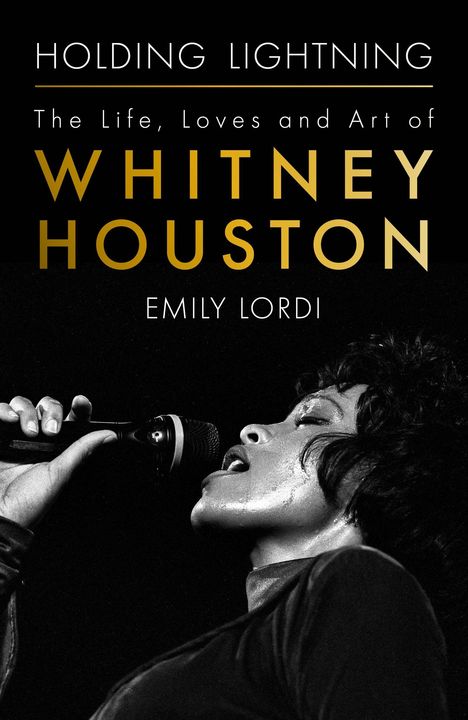„Holding Lightning: The Life, Loves and Art of Whitney Houston“ von Emily Lordi. Schwarzweiß-Foto einer Frau, die singt.