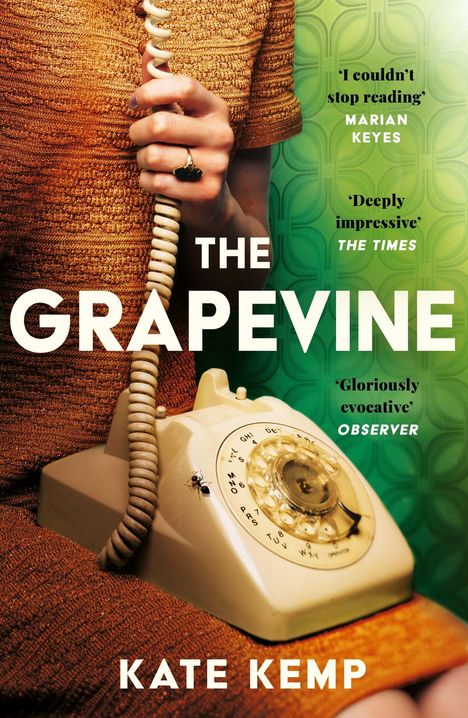 „I couldn't stop reading“; „Deeply impressive“; „Gloriously evocative“; Titel „THE GRAPEVINE“; Autor „KATE KEMP“. Eine Frau hält einen Telefonhörer.