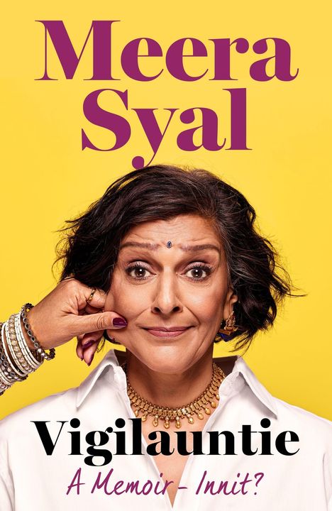 "Meera Syal, Vigilauntie: A Memoir - Innit?" Eine Frau lächelt mit zusammengekniffenen Wangen, großer goldener Halskette.