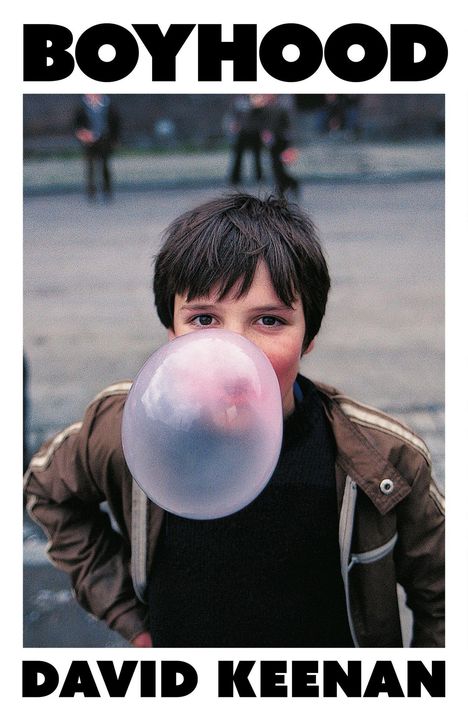 „BOYHOOD“, „DAVID KEENAN“. Junge mit dunklem Haar bläst rosa Kaugummiballon auf, trägt braune Jacke draußen.