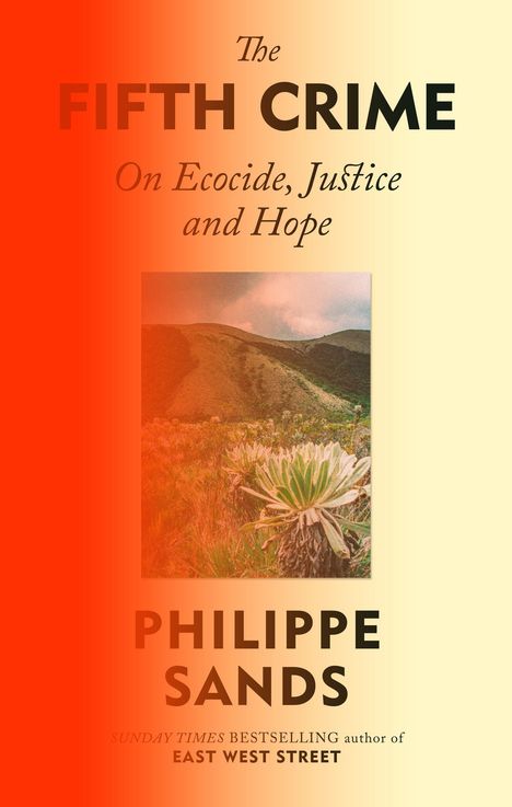 "The Fifth Crime: On Ecocide, Justice, and Hope" von Philippe Sands. Im Hintergrund Hügel und Blumen im rötlichen Licht.