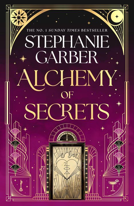 "Stephanie Garber - Alchemy of Secrets" in gold auf lila Hintergrund, verziert mit Art-déco-Mustern und Goldlinien.