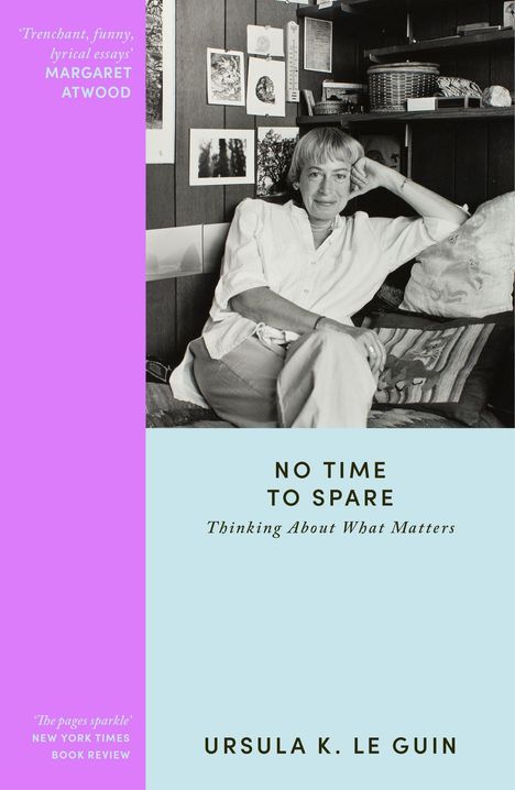 „No Time to Spare: Thinking About What Matters“ von Ursula K. Le Guin. Frau lehnt sich entspannt zurück.