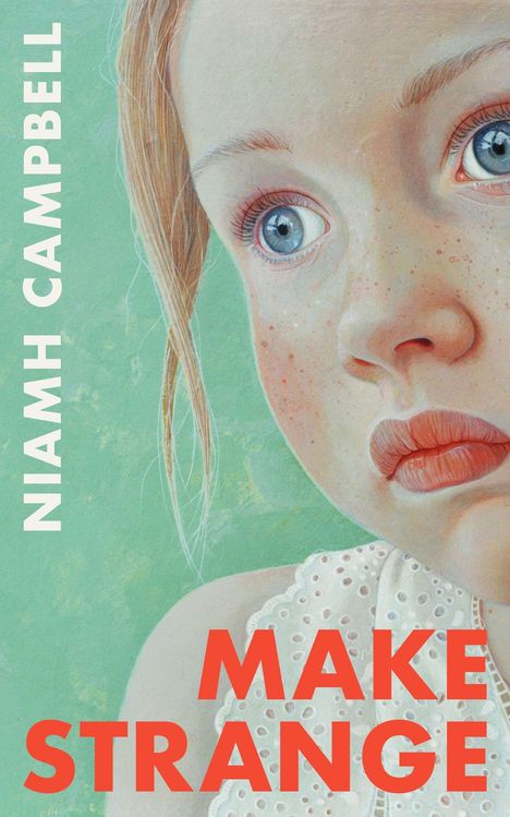 Text: „NIAMH CAMPBELL” links und „MAKE STRANGE” unten. Illustration eines Mädchens mit großen, blauen Augen auf grünem Hintergrund.