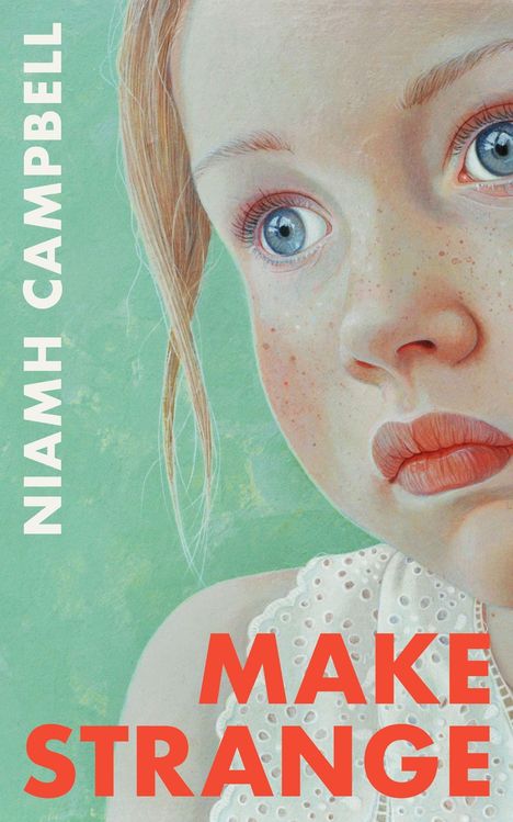 Text: "NIAMH CAMPBELL" und "MAKE STRANGE". Illustration eines Mädchens mit roten Haaren und großen blauen Augen.