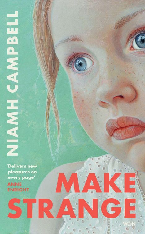 "MAKE STRANGE" steht groß in Rot. Links oben "NIAMH CAMPBELL" vertikal. Kindliches Gesicht blickt zur Seite.