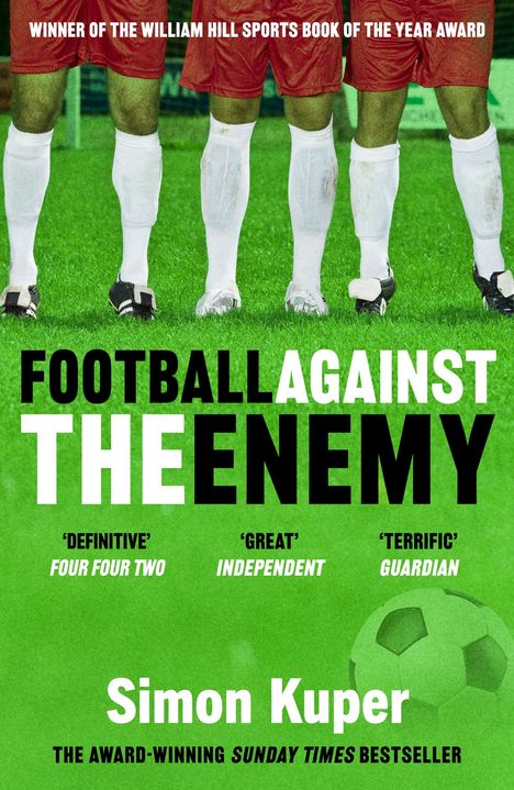 „WINNER OF THE WILLIAM HILL SPORTS BOOK OF THE YEAR AWARD“, „FOOTBALL AGAINST THE ENEMY“, „Simon Kuper“. Beine von Fußballspielern.