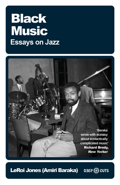"Black Music: Essays on Jazz"; Zitat von Richard Brody, New Yorker. Schwarz-Weiß-Foto mit Jazzmusikern und einem Mann im Anzug.