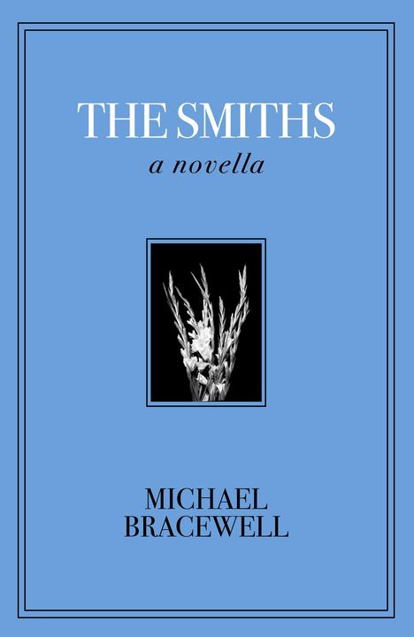 "The Smiths" und "a novella" in Weiß auf Blau, darunter "Michael Bracewell." Mittig schwarz-weißes Blumenbild.