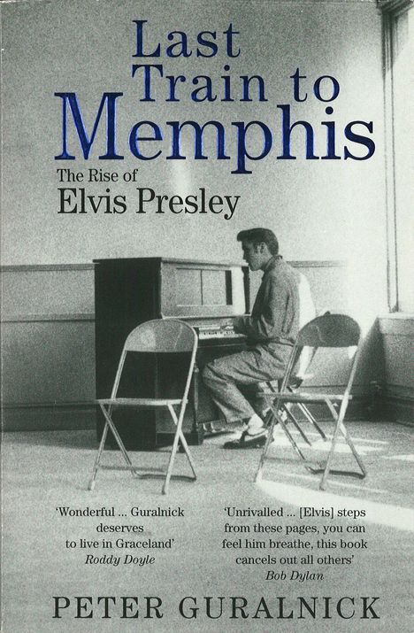 "Last Train to Memphis: The Rise of Elvis Presley. Peter Guralnick." Schwarz-Weiß-Foto eines Mannes am Klavier.