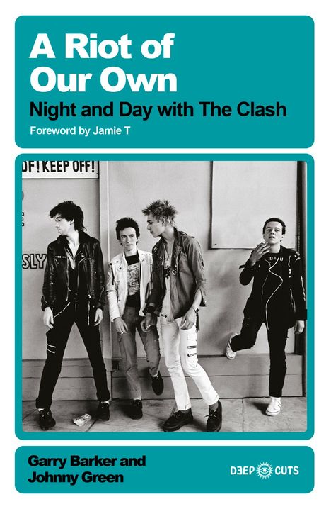 Titel: A Riot of Our Own. Night and Day with The Clash. Foto von vier Personen in Punk-Mode.