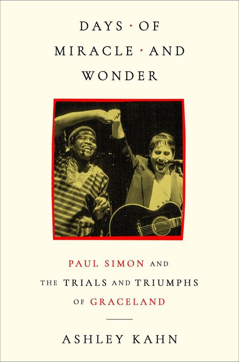"Days of Miracle and Wonder. Paul Simon and the Trials and Triumphs of Graceland. Ashley Kahn." Schwarz-Weiß-Foto von zwei lachenden Musikern.