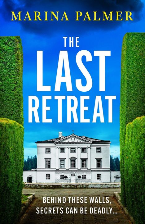 Text: Marina Palmer, The Last Retreat, Behind these walls, secrets can be deadly.  
Illustration eines Herrenhauses zwischen hohen Hecken.