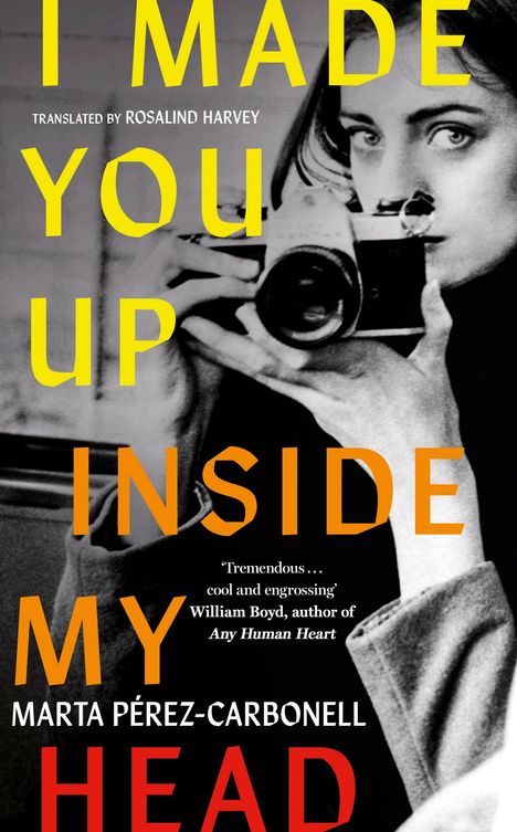 Titel: "I MADE YOU UP INSIDE MY HEAD". Frau mit Kamera in schwarz-weiß.