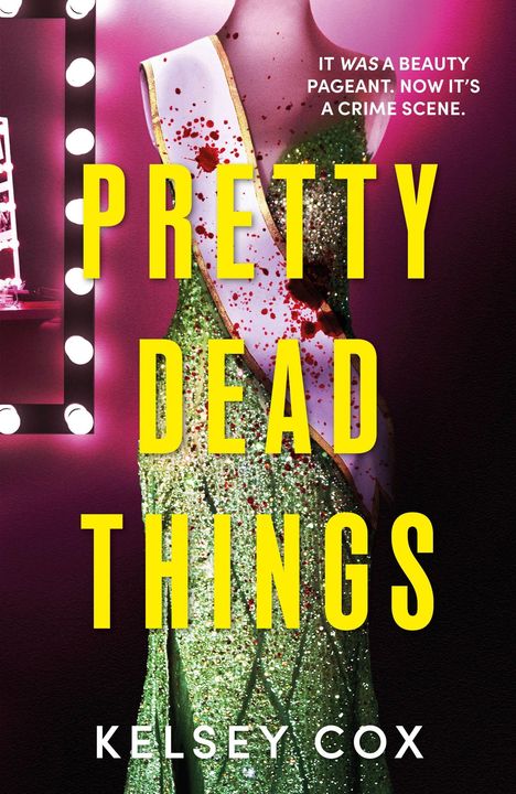 „IT WAS A BEAUTY PAGEANT. NOW IT'S A CRIME SCENE.“ Großer Titel „PRETTY DEAD THINGS“. Frau in blutigem Kleid.