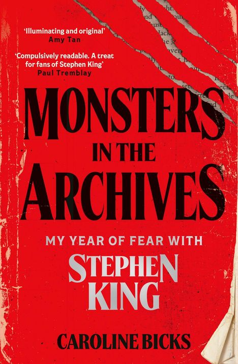 "MONSTERS IN THE ARCHIVES: MY YEAR OF FEAR WITH STEPHEN KING" von Caroline Bicks. Rotes, zerkratztes Design.