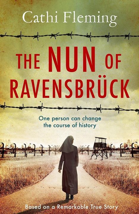 „Cathi Fleming, The Nun of Ravensbrück“, eine Nonne geht auf einen mit Stacheldraht umzäunten Lager zu.