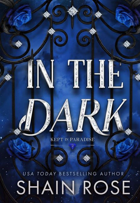 „IN THE DARK“, „KEPT IN PARADISE", „USA TODAY BESTSELLING AUTHOR", „SHAIN ROSE“. Eisenzaun mit blauen Rosen.