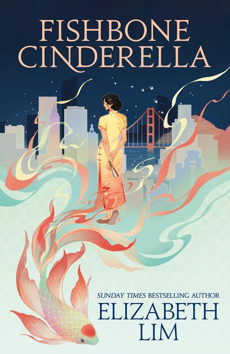 "FISHBONE CINDERELLA" und "ELIZABETH LIM". Eine Frau in traditioneller Kleidung vor einer Skyline, mit einem Fisch im Vordergrund.