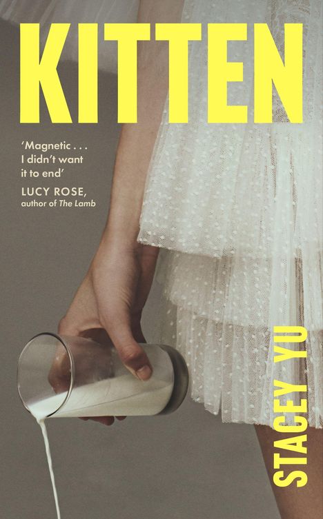 Text: "KITTEN", "Magnetic... I didn’t want it to end" – Lucy Rose. Frau in weißem Kleid hält ein Glas, Milch fließt heraus.