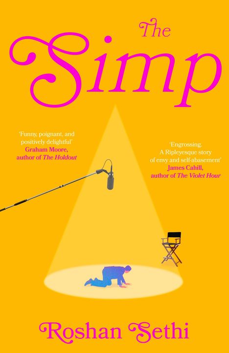„The Simp“ von Roshan Sethi. Eine kniende Person im Scheinwerferlicht neben einem Regiestuhl und Mikrofon.