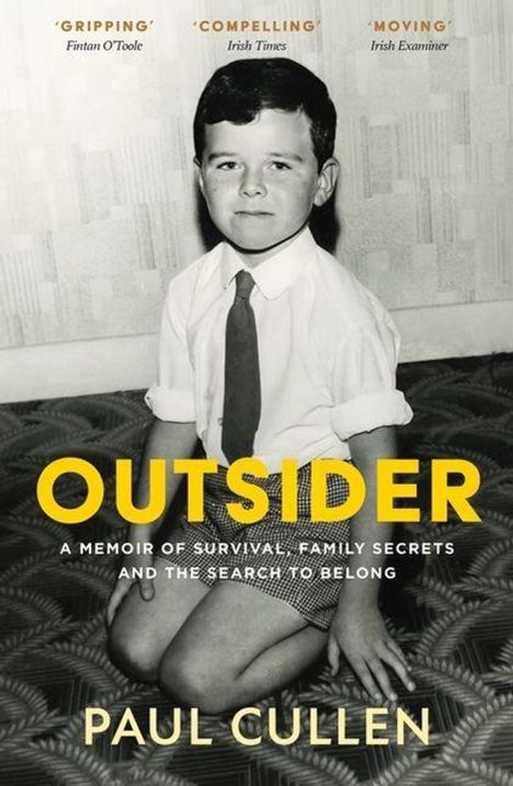 „OUTSIDER. A memoir of survival, family secrets and the search to belong“ von Paul Cullen. Ein Kind im Anzug sitzt auf dem Boden.