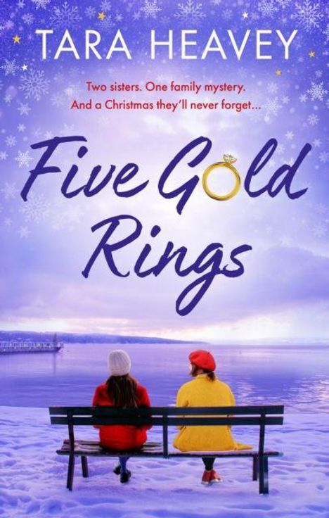 Text: "TARA HEAVEY", "Two sisters. One family mystery. And a Christmas they'll never forget...", "Five Gold Rings". Zwei Frauen auf einer Bank mit Blick auf einen verschneiten See.