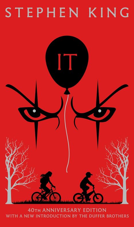 "Stephen King" und "IT". Schwarze Ballonform, bedrohliche Augen, rote Silhouette von Radfahrern unter kahlen Bäumen.