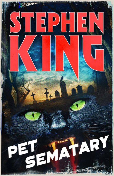 „Stephen King“, „Pet Sematary“. Illustration mit grünäugiger, fauchender Katze und Friedhof im Hintergrund.