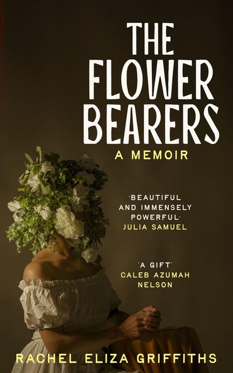 „THE FLOWER BEARERS: A MEMOIR“ von Rachel Eliza Griffiths. Frau mit Blumen als Kopfbedeckung in einem schulterfreien Kleid.