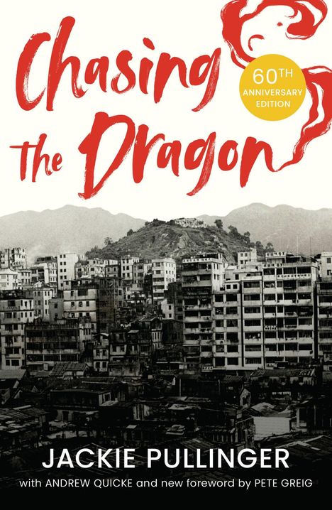 „Chasing the Dragon“, 60th Anniversary Edition, von Jackie Pullinger. Schwarz-weißes Foto einer dichten Stadtkulisse.