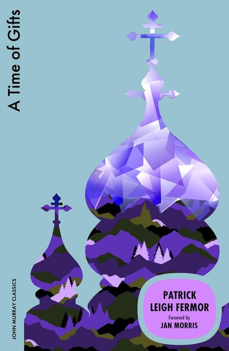 "A Time of Gifts" vertikal, Illustration mit Zwiebeltürmen in Blau- und Violetttönen, darunter Berge und Kiefern.