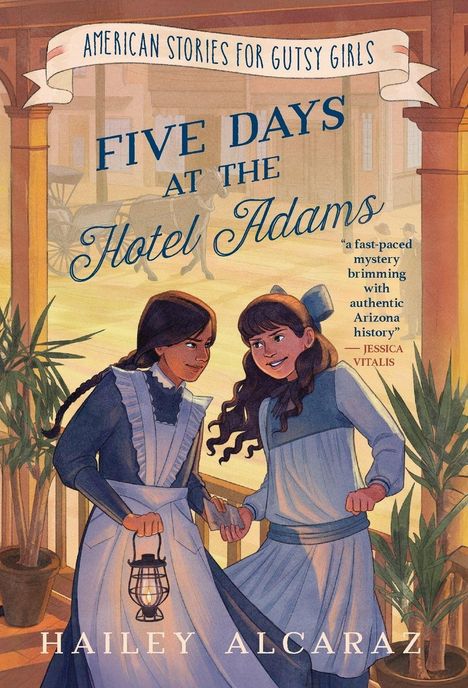 „FIVE DAYS AT THE Hotel Adams“ und „American Stories for Gutsy Girls“. Zwei Mädchen in historischen Kleidern lächeln.