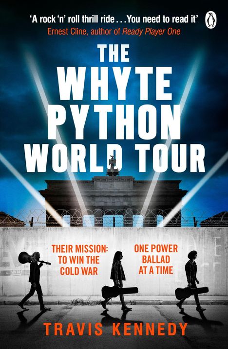 Ein Buchcover mit dem Titel "The Whyte Python World Tour" von Travis Kennedy, Filmzitat und drei Personen mit Gitarrenkoffern.