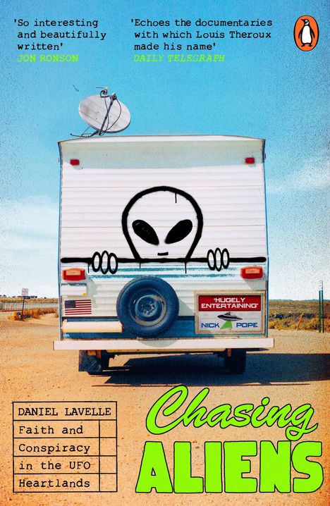 „So interesting and beautifully written“ - Jon Ronson, Zitat auf blauem Himmel hinter einem Wohnwagen mit Alien-Zeichnung.