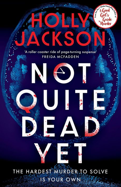 Große weiße Schrift: "NOT QUITE DEAD YET". Name oben: "HOLLY JACKSON". Hintergrund in Blau mit Uhr und roten Akzenten.