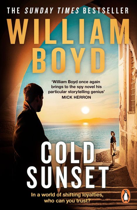 Cover mit den Texten: "WILLIAM BOYD", "COLD SUNSET", und "In a world of shifting loyalties, who can you trust?" Im Hintergrund ein Sonnenuntergang am Meer, zwei Figuren, eine sitzt, eine steht. Logo im unteren rechten Eck.